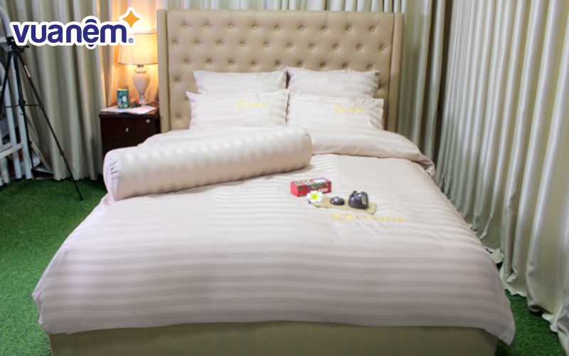 Bộ chăn ga gối khách sạn Olympia được dệt từ sợi cotton kết hợp lụa tự nhiên, mang lại cảm giác mềm mại, mượt mà và vô cùng dễ chịu