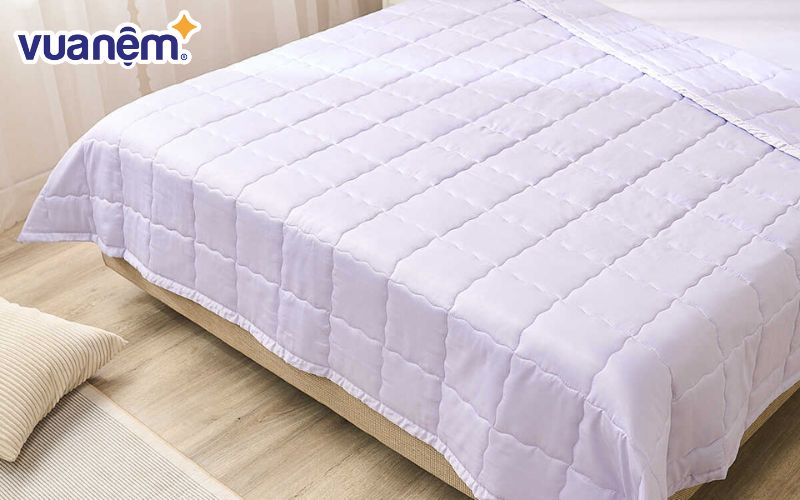 Goodnight Airsilk là sự kết hợp tinh tế giữa 55% sợi Tencel từ gỗ bạch đàn và 45% Polyester, mang lại cảm giác mềm mại, mát mẻ và bền chắc