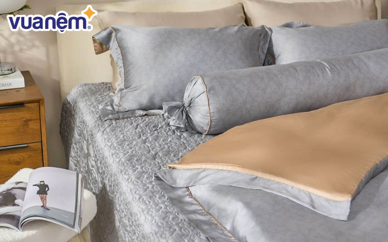 Bộ chăn ga phủ chần Lụa Tencel cao cấp Amando Élan 5 có màu sắc sang trọng, đường may tinh tế
