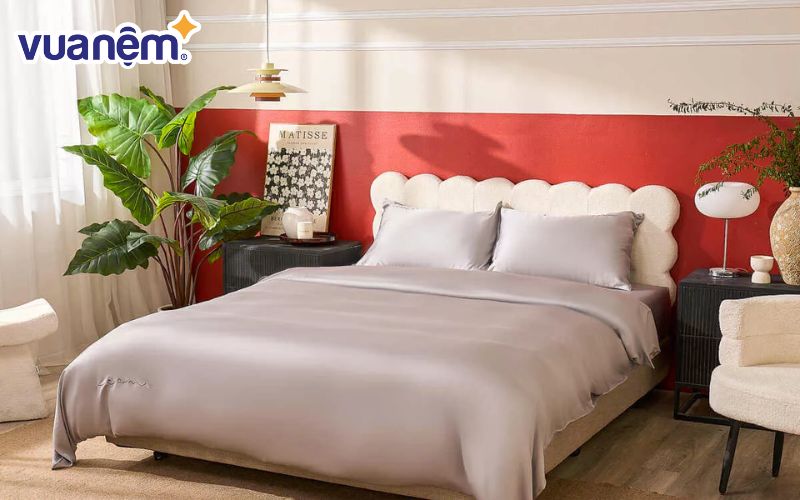 Goodnight Luxsilk làm từ Tencel 60s cao cấp, được dệt từ sợi gỗ cellulose thiên nhiên, tạo nên bề mặt vải mềm mịn, trơn láng và có độ bóng nhẹ tựa lụa