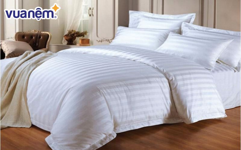Bộ chăn ga gối khách sạn Everon nổi bật với thiết kế sọc trắng trơn thanh lịch, mang lại vẻ sang trọng và chuyên nghiệp cho không gian phòng nghỉ