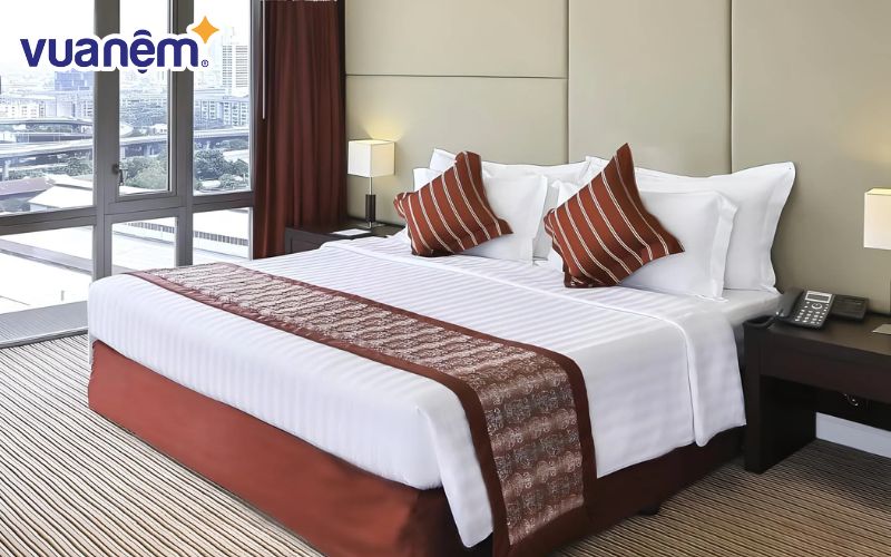 Bộ chăn ga gối khách sạn T300 kẻ sọc của Hantexco có tông màu trắng kết hợp vân sọc đỏ vừa thanh lịch lại sang trọng