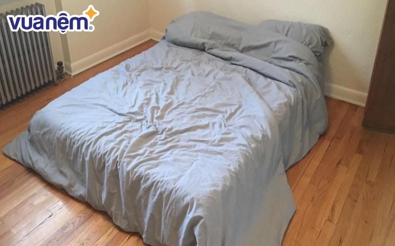 Việc đặt nệm trực tiếp trên sàn nhà sẽ làm cho nệm dễ bị ẩm hơn