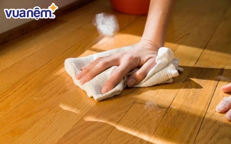 Cách chống nồm ẩm phòng ngủ - Lau sàn nhà bằng giẻ khô