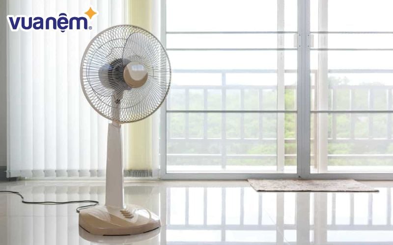Lưu ý không nên sử dụng quạt để hong khô sàn nhà