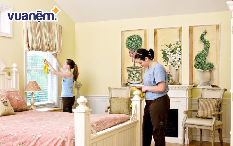 Vệ sinh phòng ngủ đều đặn để hạn chế mùi nấm mốc khó chịu