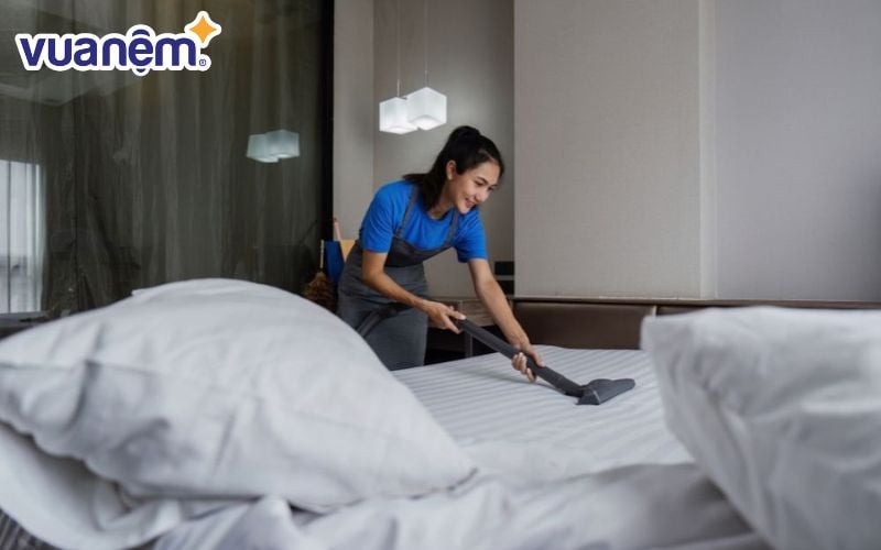 Vệ sinh định kỳ các đồ dùng trong phòng ngủ để ngăn sự tích tụ ẩm