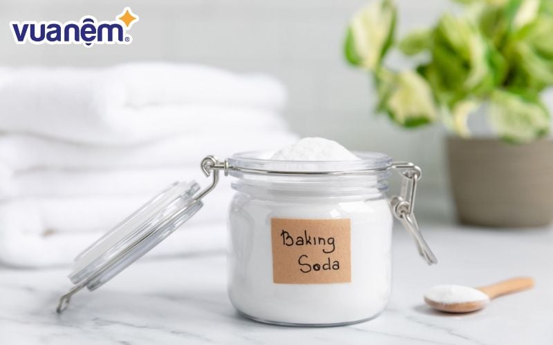 Sử dụng baking soda là cách xử lý phòng ngủ ẩm mốc đơn giản
