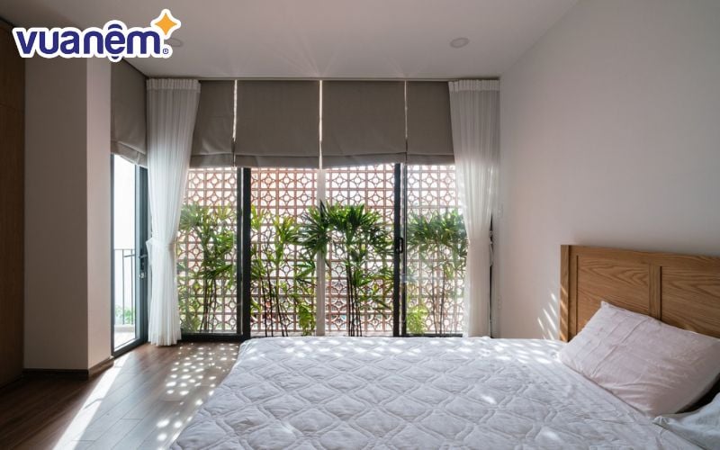Tăng cường lưu thông không khí là cách xử lý phòng ngủ ẩm mốc hiệu quả