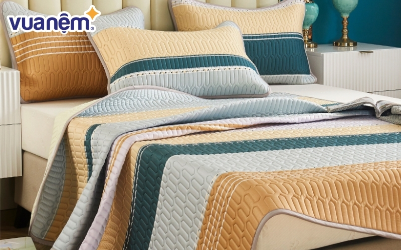 Chiếu điều hòa là loại chiếu được thiết kế đặc biệt với khả năng tản nhiệt và làm mát nhanh chóng, giúp giảm cảm giác nóng bí khi nằm lâu. 
