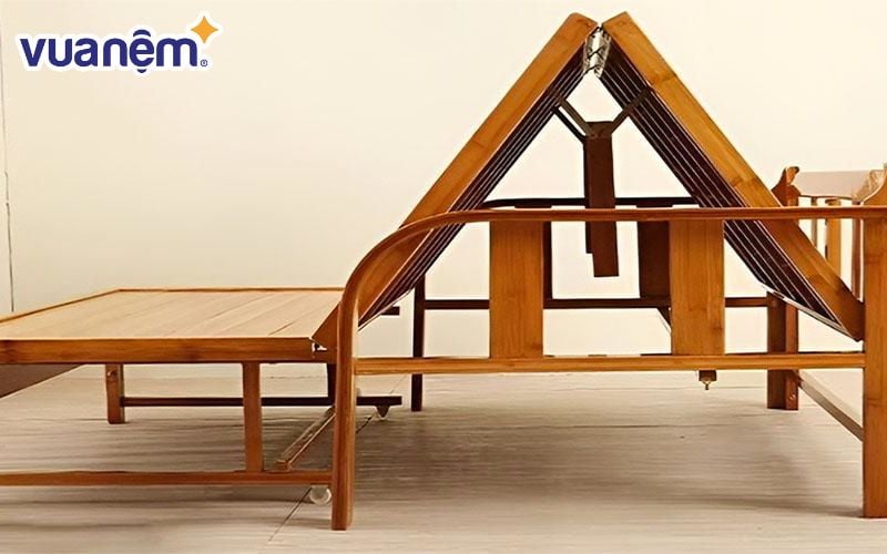Giường gập 3 có thiết kế nhỏ gọn, thường chia mặt giường thành 3 phần có thể gấp lại nhanh chóng