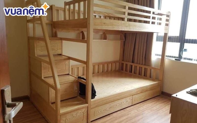 Giường tầng gỗ sồi giúp tận dụng tối đa chiều cao của phòng