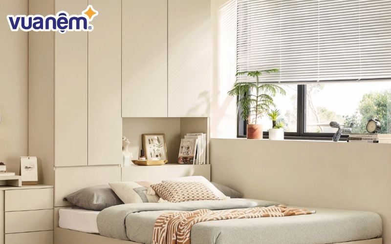 Không gian giữa tủ trên và tủ đứng được chừa lại làm kệ trang trí hoặc kệ sách mini