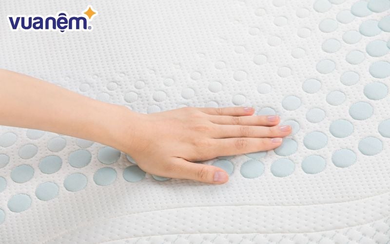 Nệm Aeroflow Wave có khả năng phân tán áp lực đều khắp cơ thể, giúp giảm đau mỏi và tạo cảm giác như được massage nhẹ nhàng trong lúc ngủ