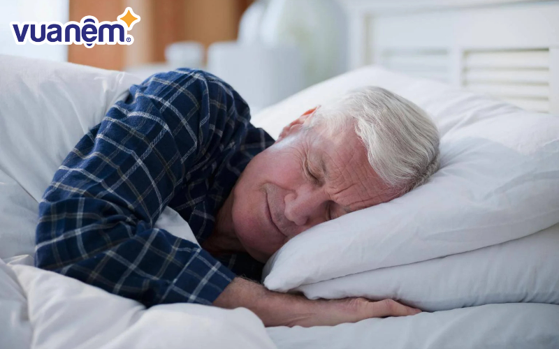 Với những người lớn tuổi, bạn nên để mức nhiệt độ khoảng 26 – 27ºC