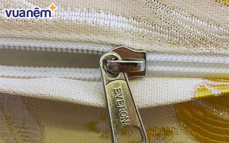 Khóa kéo của nệm chính hãng được làm từ inox cao cấp, sáng bóng, chắc chắn và không bị hoen gỉ kể cả sau thời gian dài sử dụng
