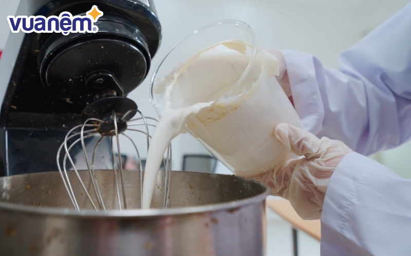 Công đoạn đánh bột xốp cho tươi mịn