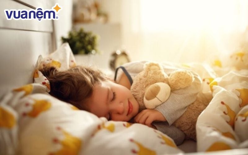Sử dụng gối phù hợp là một trong những cách để trẻ ngủ ngon hơn vào mùa hè