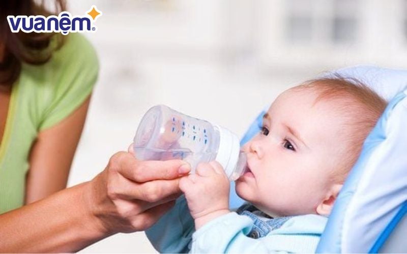 Bổ sung đủ nước và tránh đồ ăn nặng là cách để trẻ ngủ ngon hơn vào mùa hè