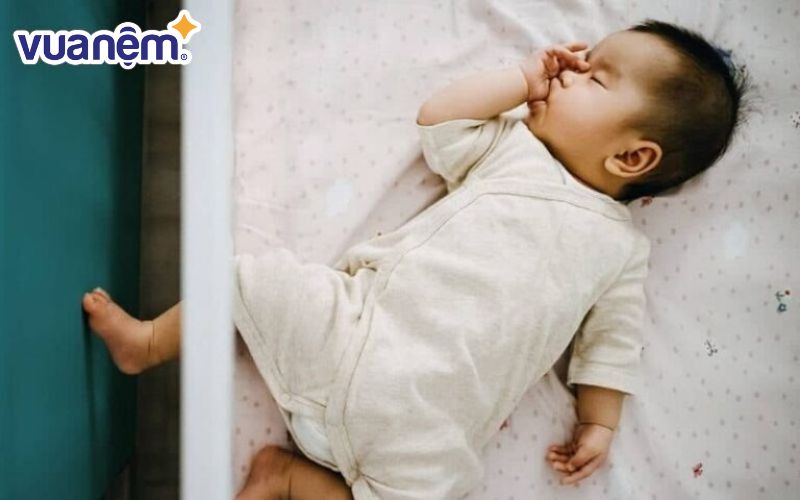 Hạn chế đội mũ cho trẻ sơ sinh trong mùa nóng