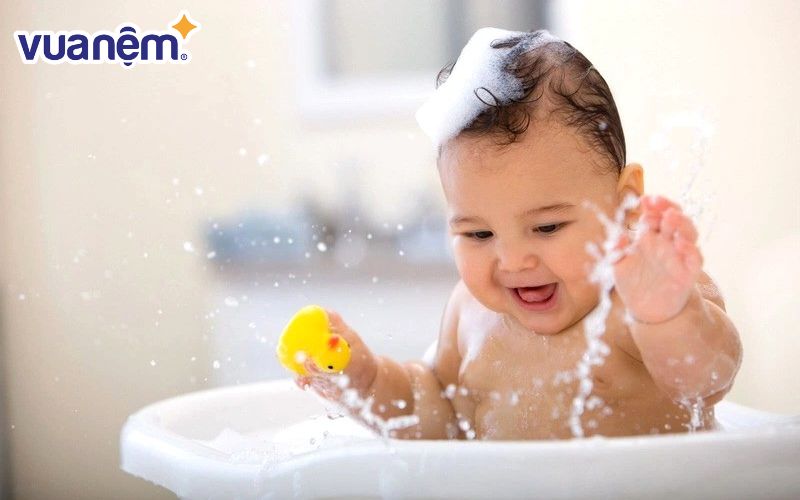 Cách làm mát cho trẻ hiệu quả - Tắm bằng nước mát