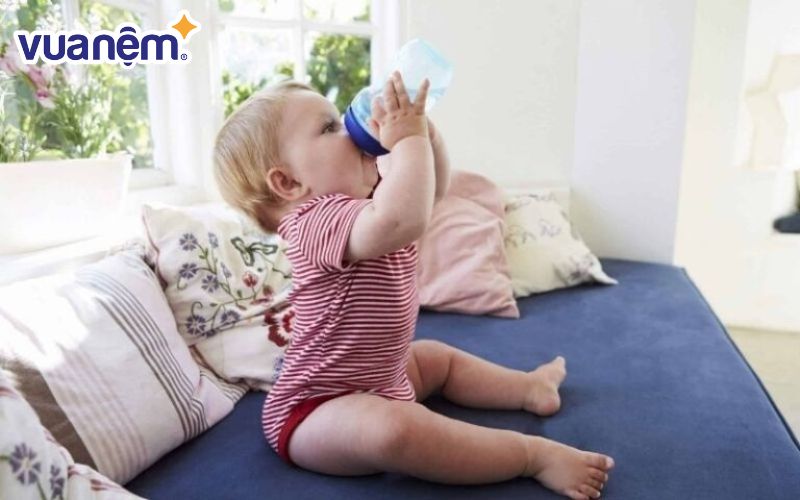 Cho trẻ uống nhiều nước là cách làm mát cho trẻ hiệu quả
