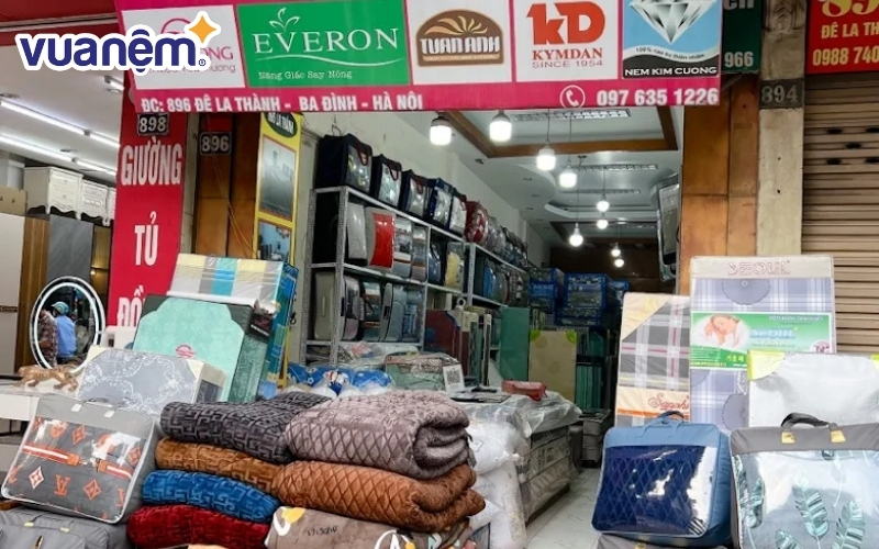 Cửa hàng Phúc Thùy gây ấn tượng với khách hàng nhờ sản phẩm rẻ, chất lượng