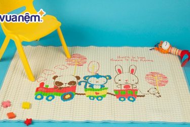 Có nên dùng tấm lót cao su cho bé không? Chọn loại nào tốt?
