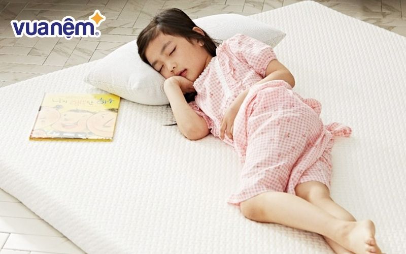 Trẻ em không nên dùng nệm quá mềm mà nên sử dụng nệm có độ cứng vừa phải