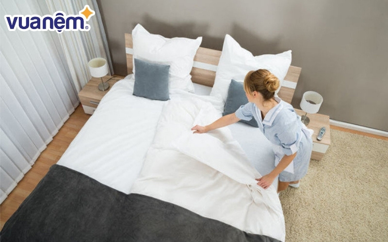 Thay chăn ga thường xuyên để giữ nệm sạch